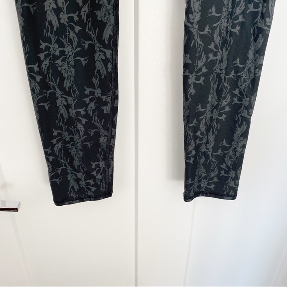 Fabletics Powerhold High Rise Leggings Black/Gray Floral Workout Gym Size Small - Picture 7 of 9